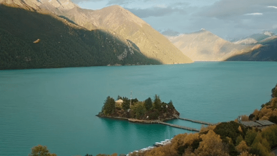 张馨予新剧央一黄金档播出迢迢山海路，灼灼医者心。《爱在山海间》登陆CCTV‑1，