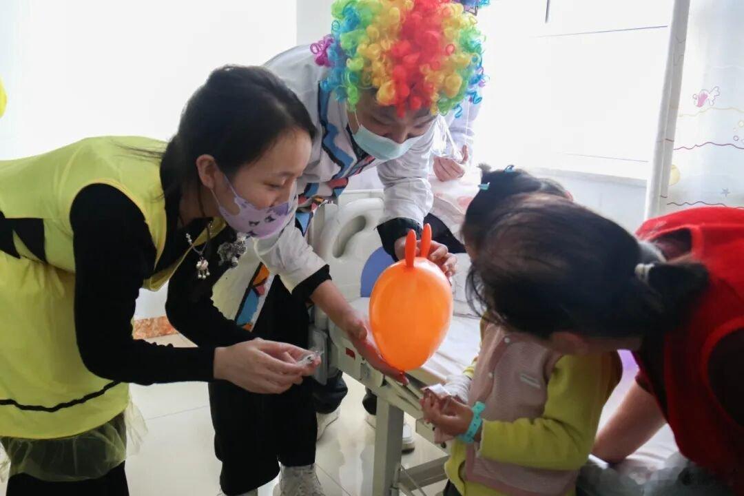 【山西小丑医生阳泉行，跨越年龄传递“微笑与爱”的力量】五彩的气球、滑稽的彩虹假发