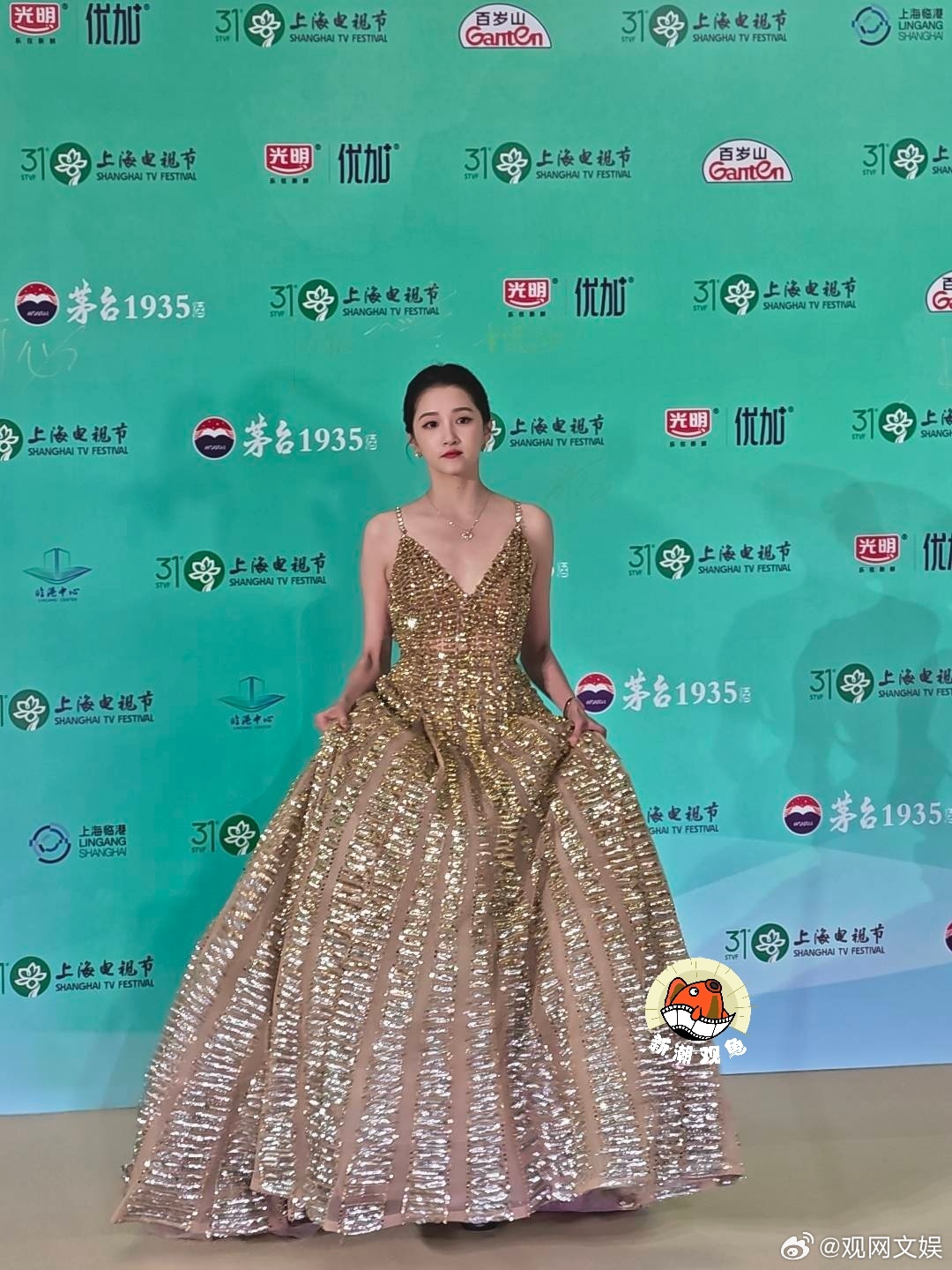 关晓彤白玉兰 关晓彤红毯造型美我一大跳!白玉兰绽放颁奖典礼直播
