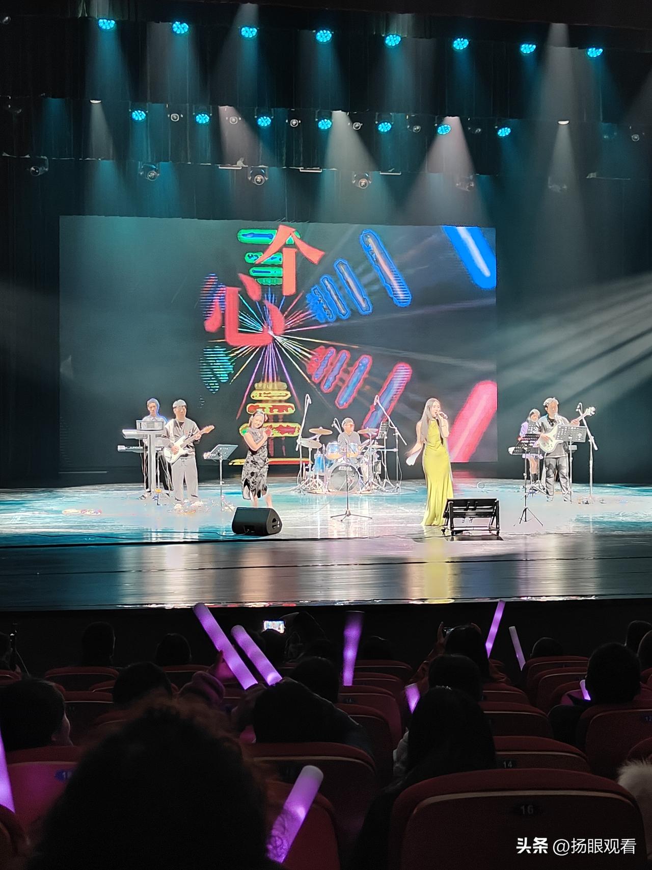 《一生中最爱》港台怀旧金曲演唱会，在扬州戏曲园剧场火热上演了！
 
全程经典港乐