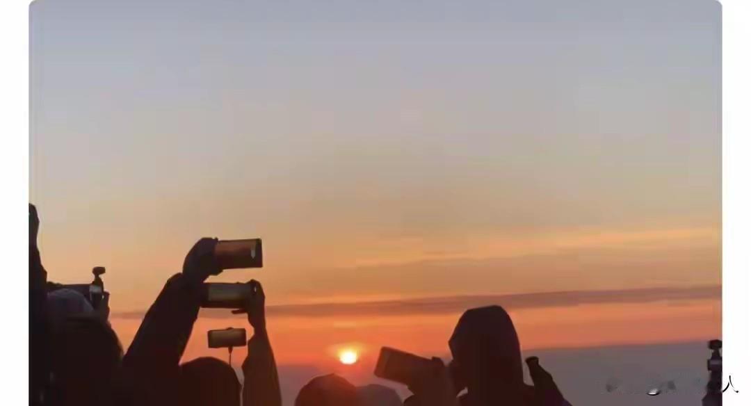 夜爬泰山看日出的游客有多拼
 
五一凌晨，大批游客奔赴泰山开启夜爬之旅。山间气温