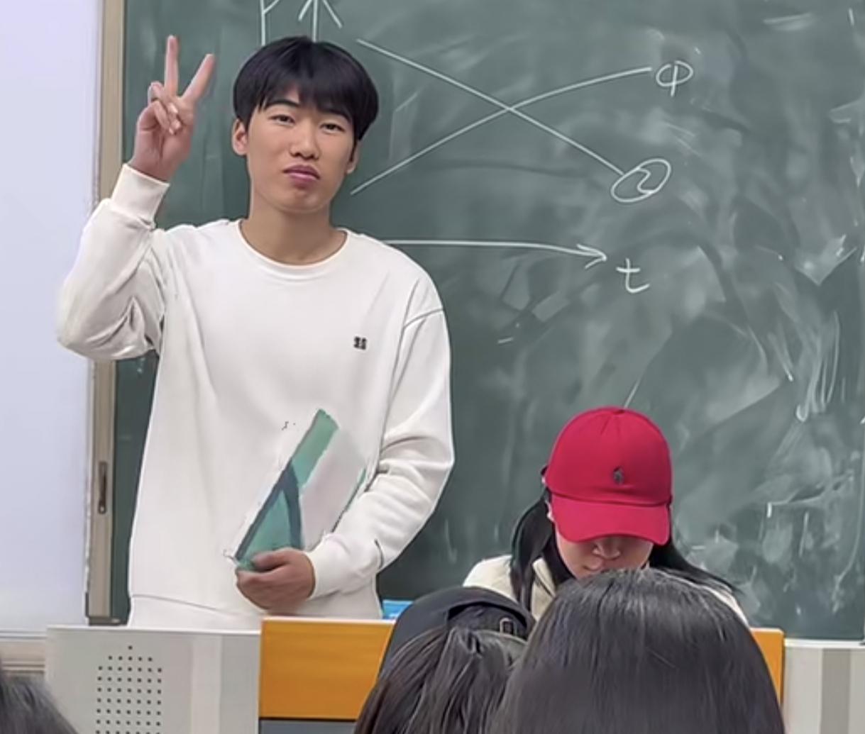 男生被老师叫上讲台罚站，
想假装打老师，
不料真的打到了，网友：能站在老师身边的