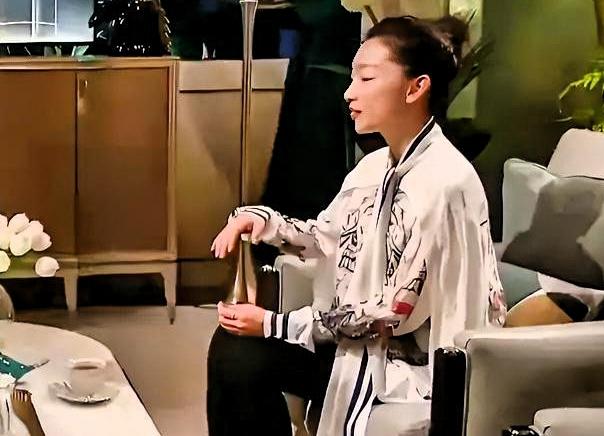 我就是一般人长相——这句话才是周冬雨最强的保护色
粉丝接机喊“冬雨好漂亮”，她回