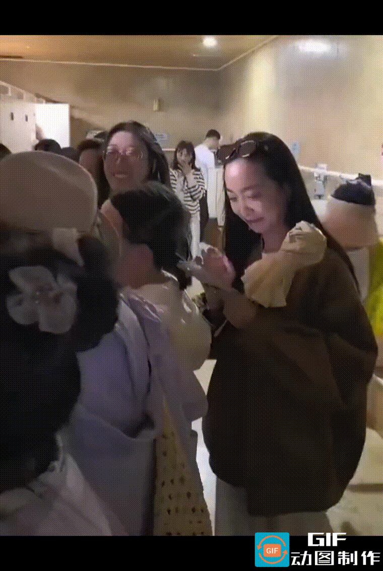 女游客景区占用男厕所，占用就占用了，怎么还拍视频呀，这样不太妥吧。
戴眼镜的女子