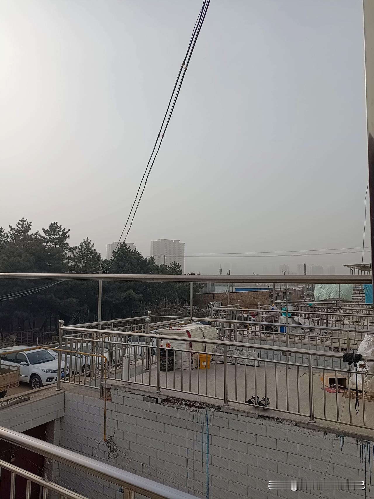 2026年1月14日这天气可真让人捉摸不透，
说是雾霾天，

却和雾一样。
就拿