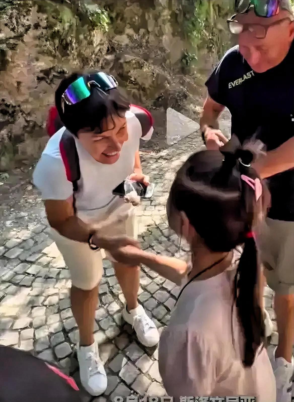 据媒体报道：两位来自意大利的游客在中国游玩时不慎把手机弄丢了，本以为找不回来，结