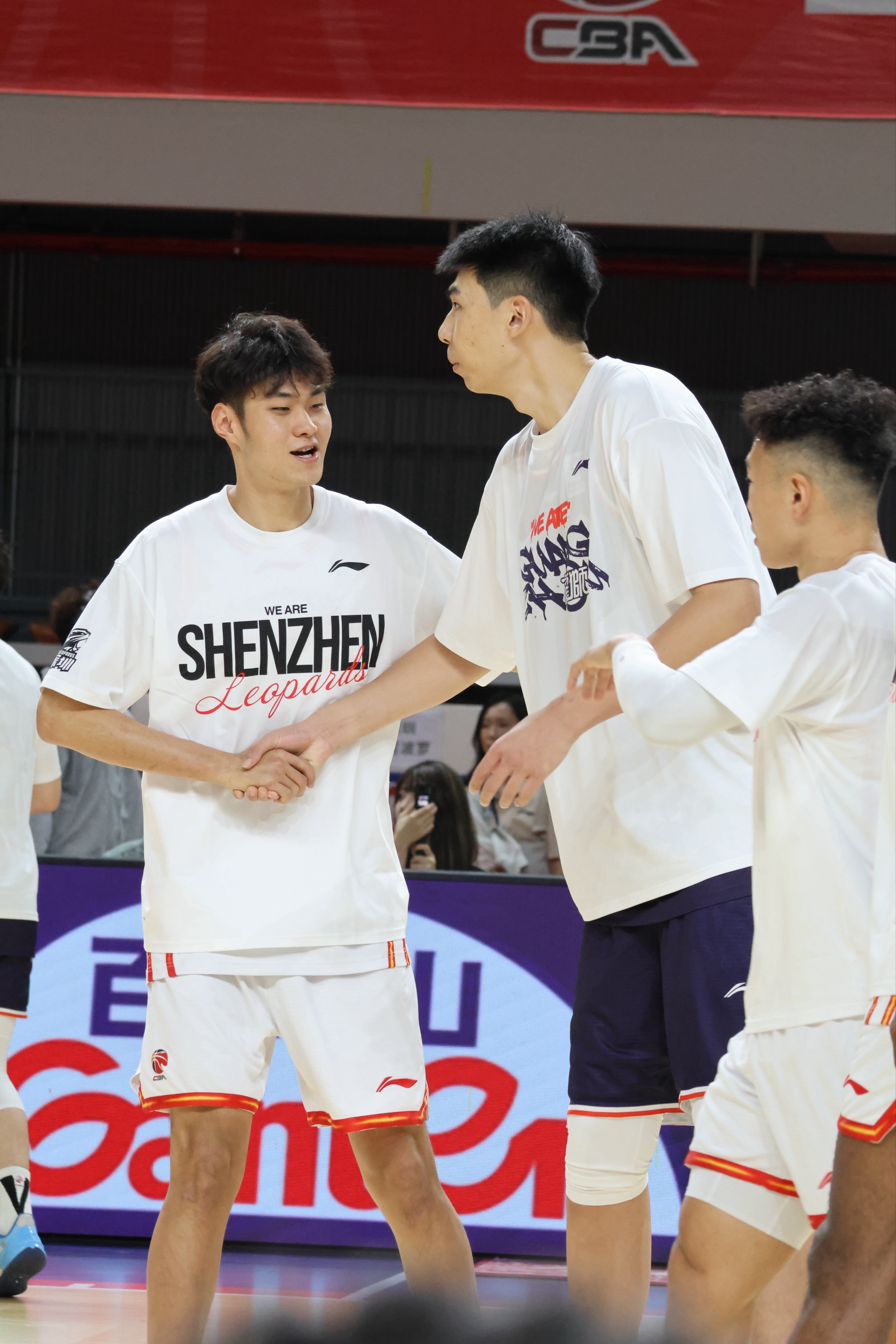 原来如此，深圳vs广州这场，两队穿了个“情侣”装，难怪巴吉会认错队伍广州男篮vs