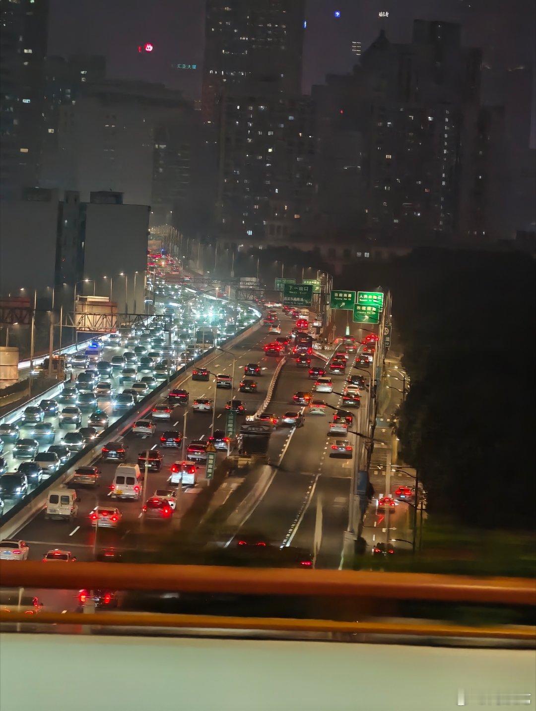晚高峰夜色 ​​​
