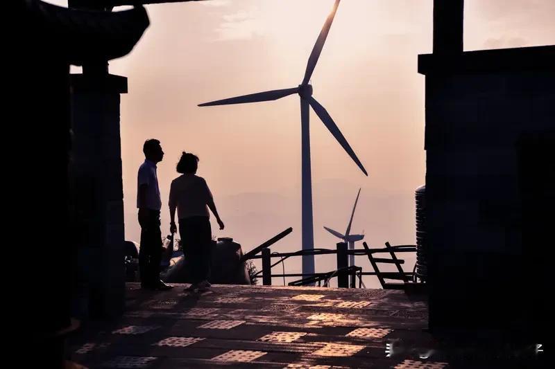 用视频记录美好瞬间简直太赞了！就像遇见秋天时，绿水悠悠如灵动丝带缠绕大地，青山巍