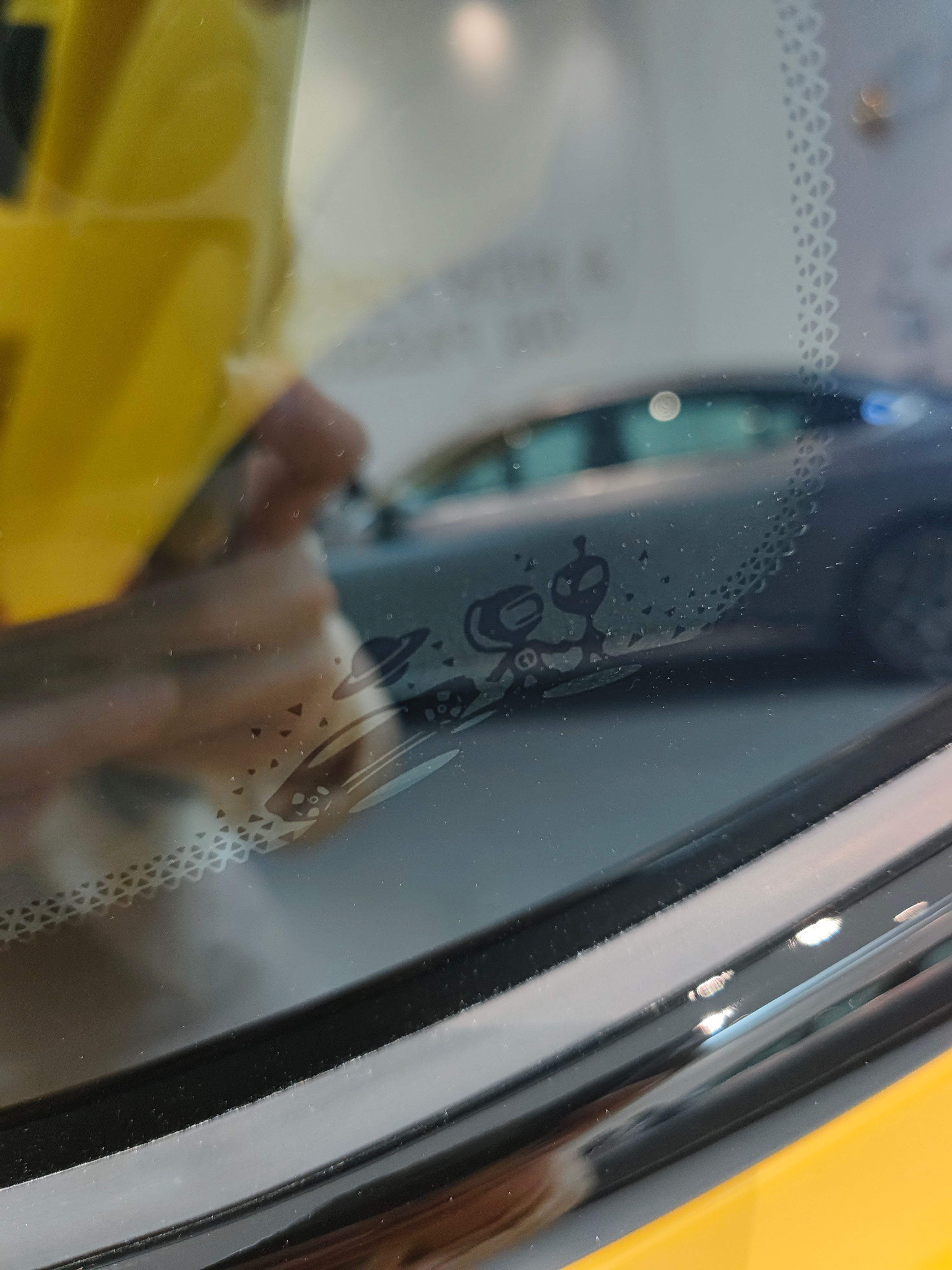 这黄色的smart 精灵6号也好好看哦~超喜欢smart 车车上各种小细节，精致