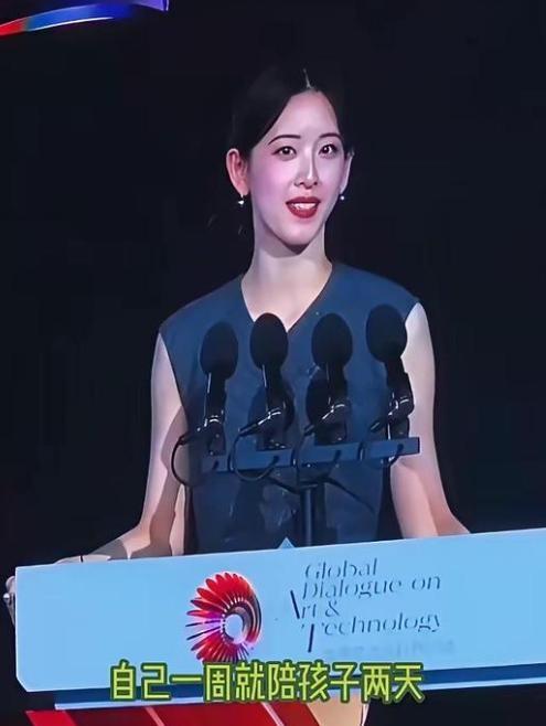 看完章泽天的日常安排，真心感慨有钱人和普通人养娃差别太大。
她自己坦言，平时并不