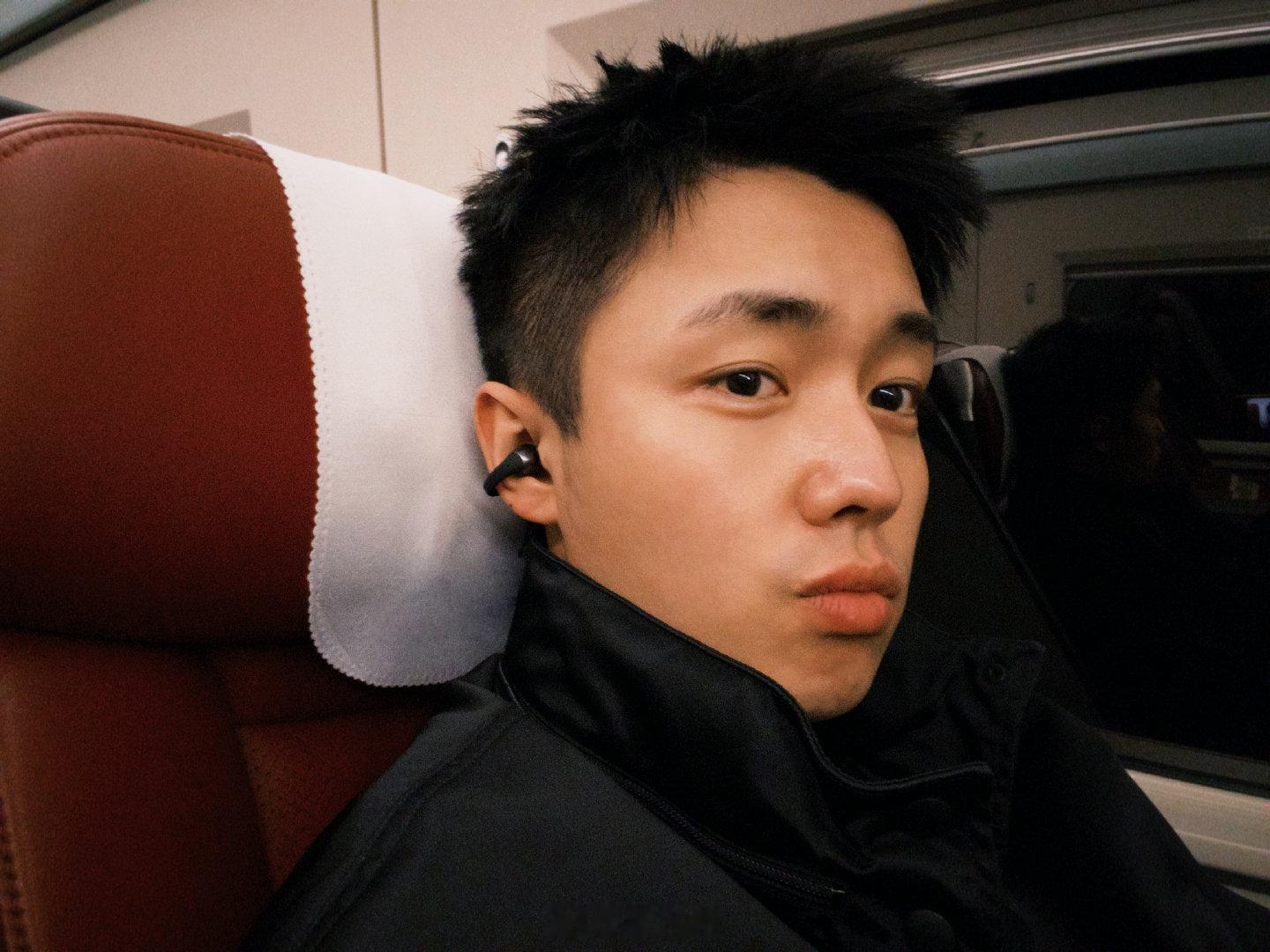 翟子路听劝把头发染黑了 翟子路听粉丝劝把头发染黑，咱就说有这张帅脸在，怎样都好看