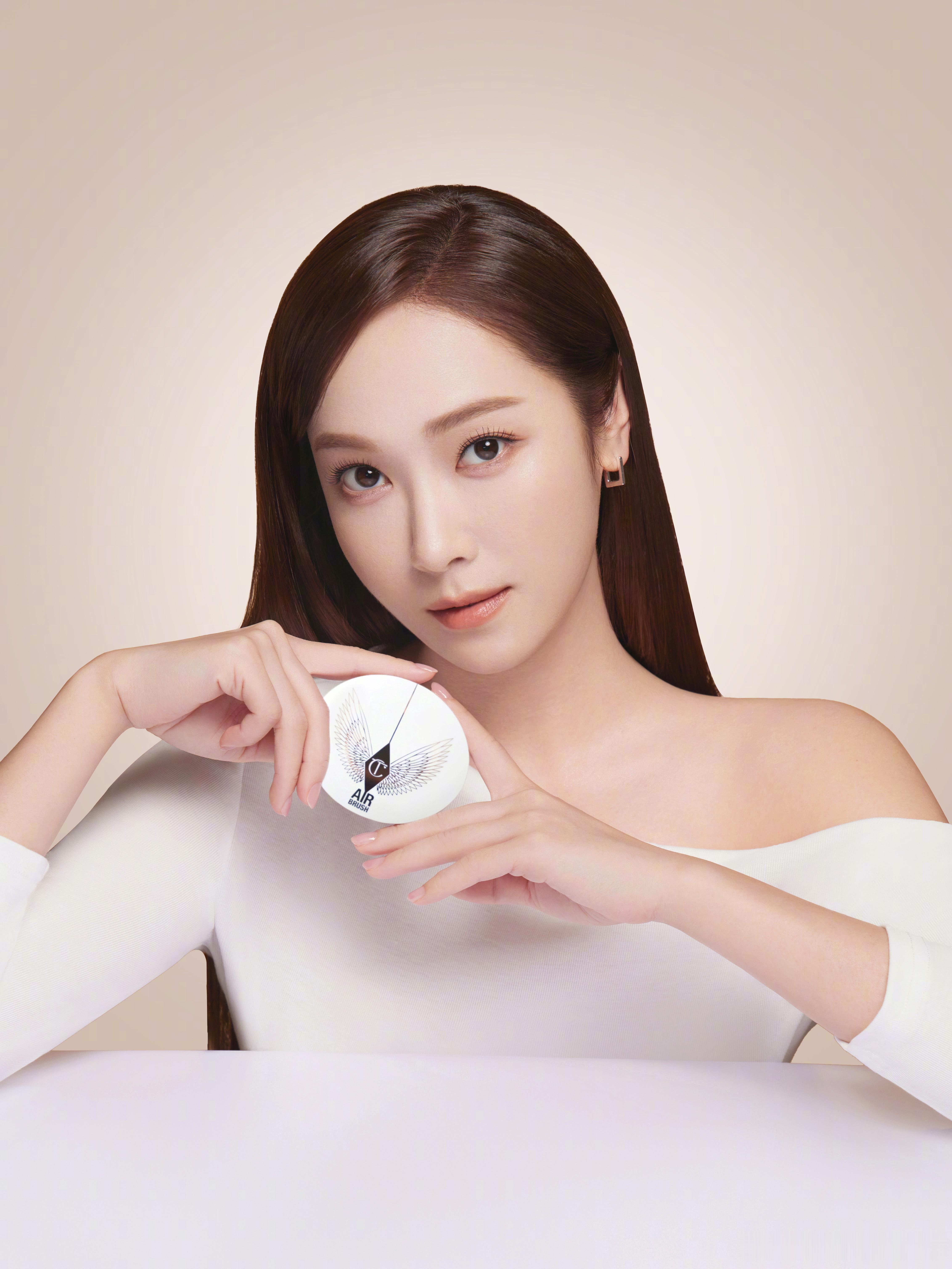 郑秀妍  莲步轻移玉腿长，亭亭玉立韵含香。 