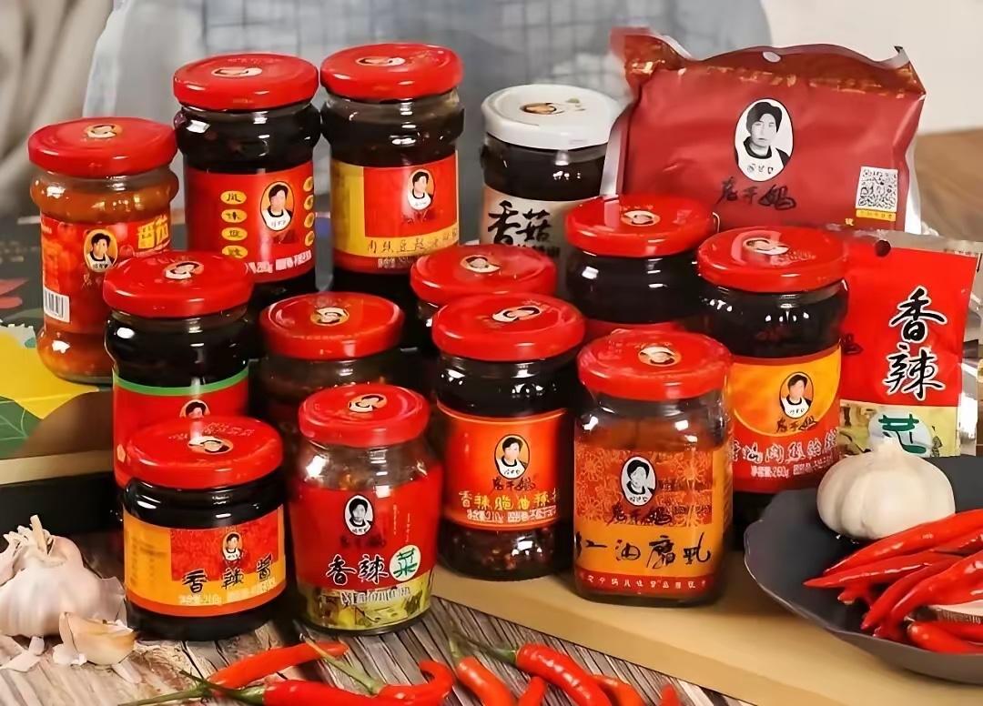 79岁的陶华碧又上热搜了。

这次不是因为老干妈涨价，也不是因为换了配方。

而