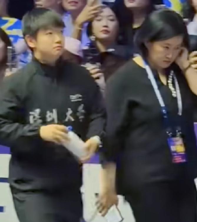 快去给莎莎的队伍加油，比赛正在进行；莎莎今天不参加；两盘过后，大比分深圳大学4-