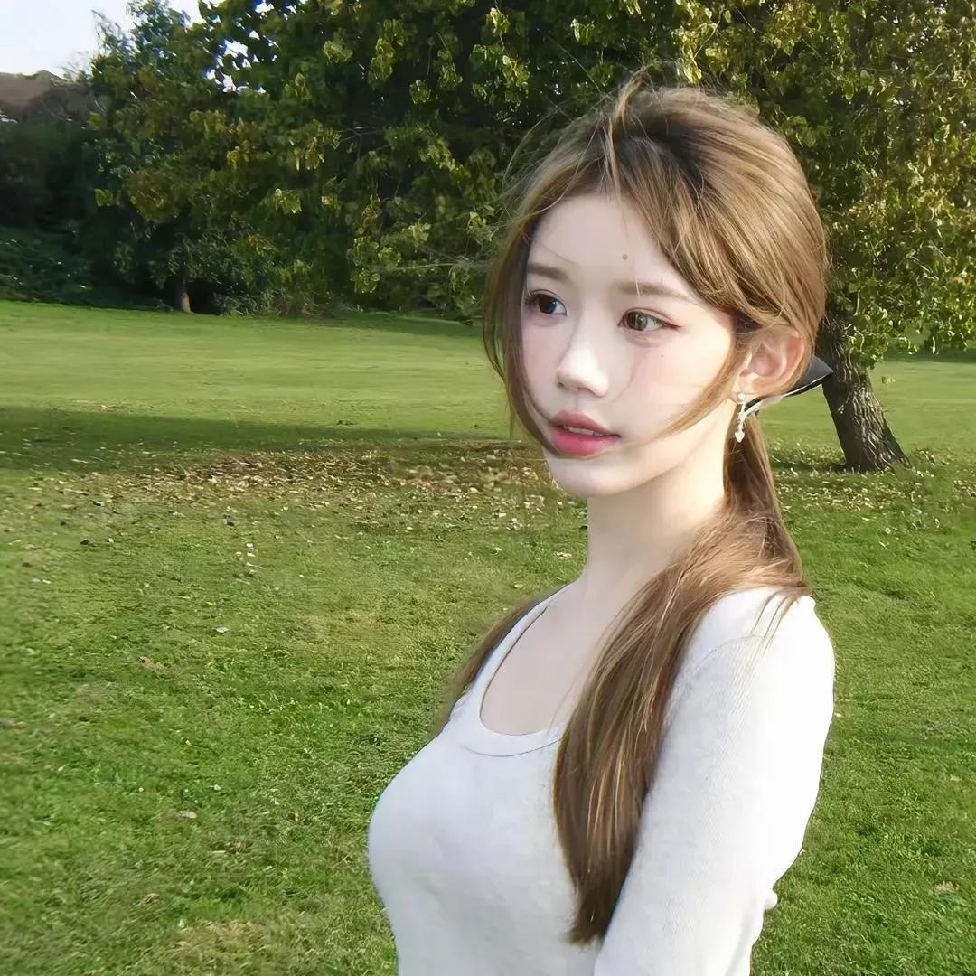 清新自然的公园里，温柔的阳光洒在她的脸上，仿佛时间都静止了。少女感笑容 自然清新