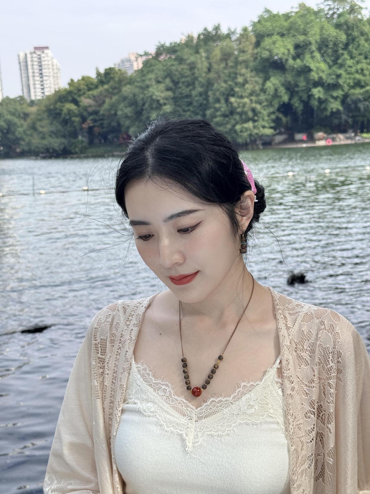 风来听风，雨来听雨。

湖畔的风掠过发梢，将粉色花饰拂得轻颤，蕾丝开衫随波似的漾