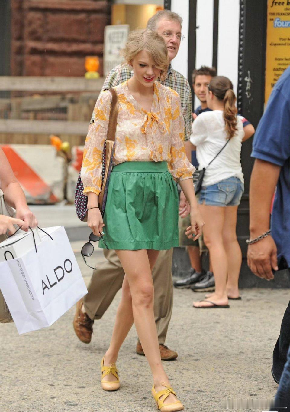 霉霉不仅唱歌好听，感觉她的身材比例也是很绝 ​​​