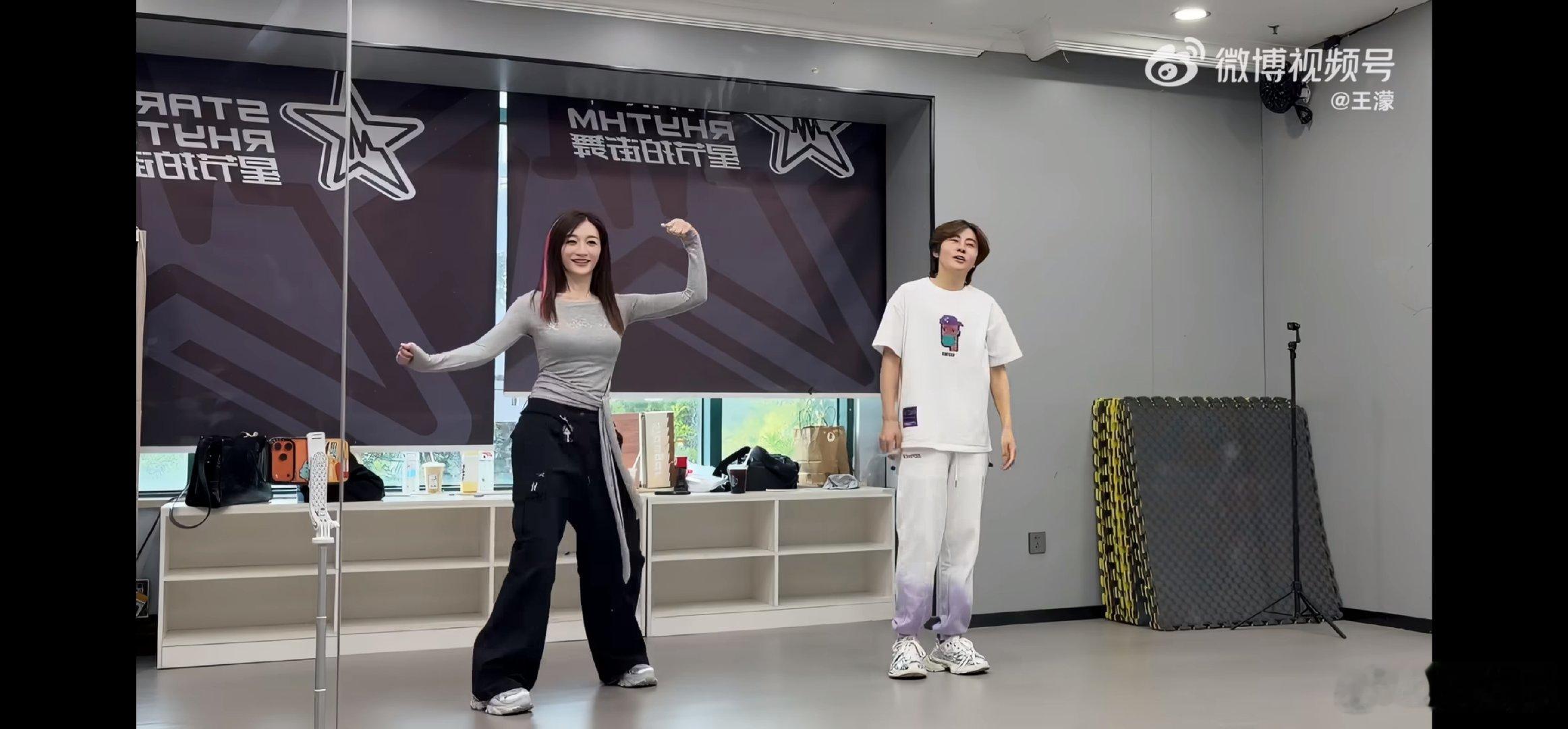 李小冉王濛普通disco共创王濛教李小冉普通disco王濛节奏感绝佳，轻松驾驭普