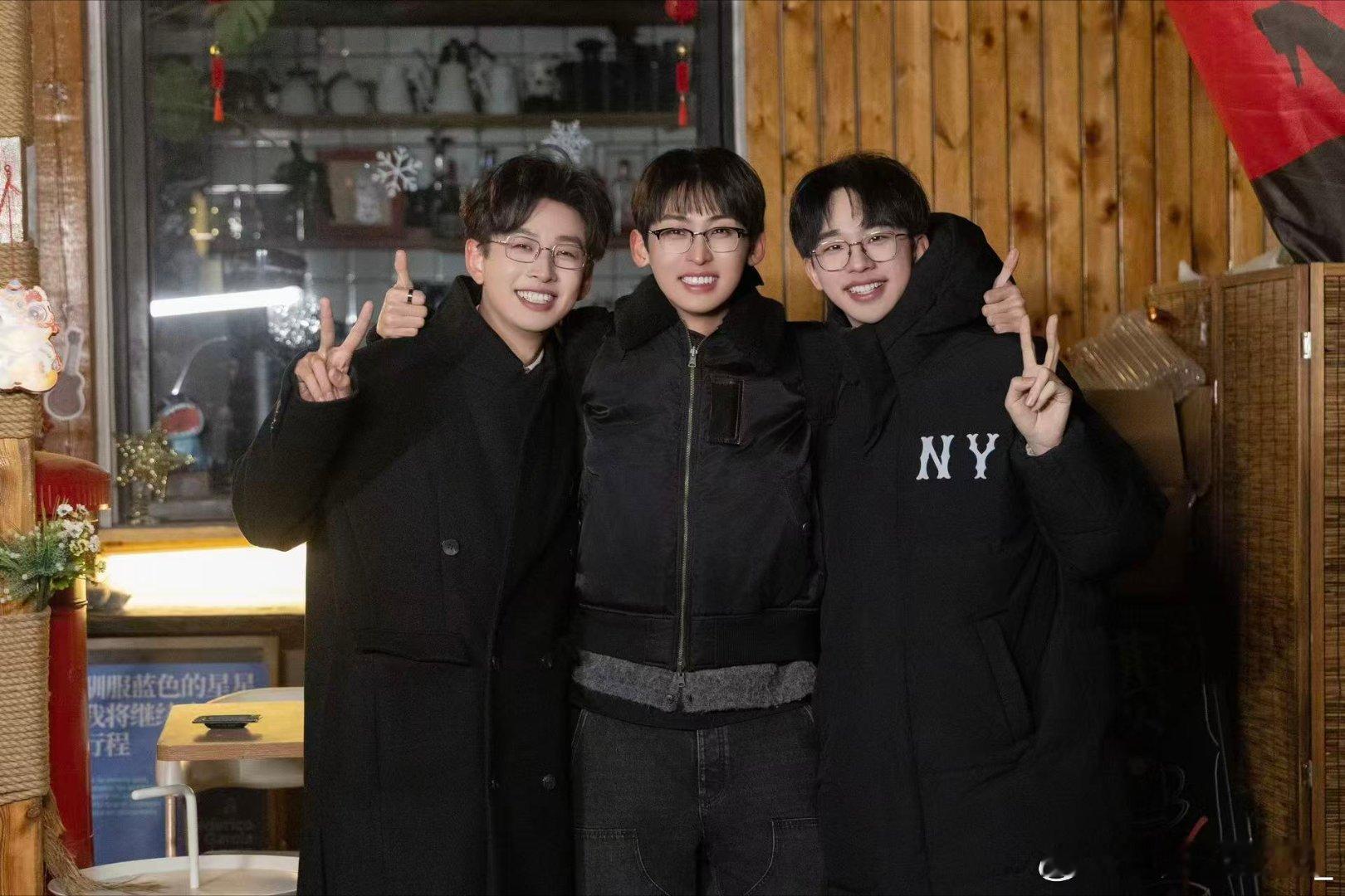 唐九洲齐思钧重现八年前初见 时光不老好友不散，重返初识场景细数过往点滴，纯粹情谊