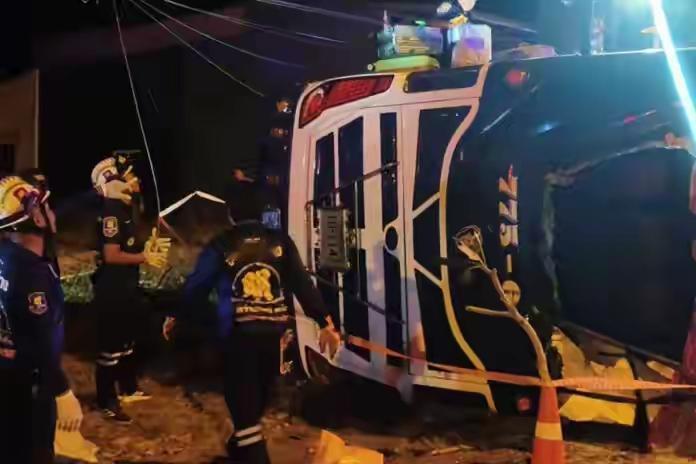 司机涉嫌疲劳驾驶，泰国一双层巴士侧翻，致数十人人受伤。据媒体报道，当地时间2月1