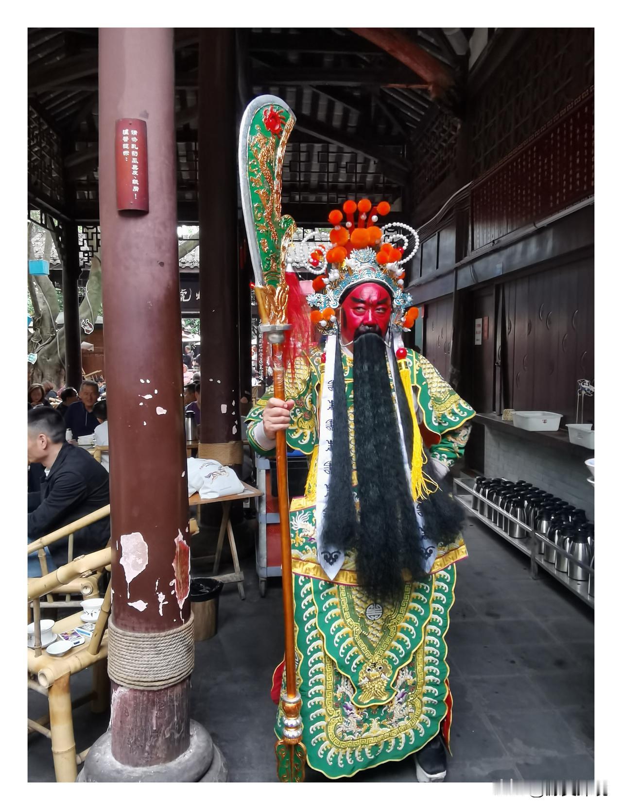 主角

冷兵器时代，大刀堪称绝杀利器。

手持大刀立于城门口，尽显一夫当关、万夫
