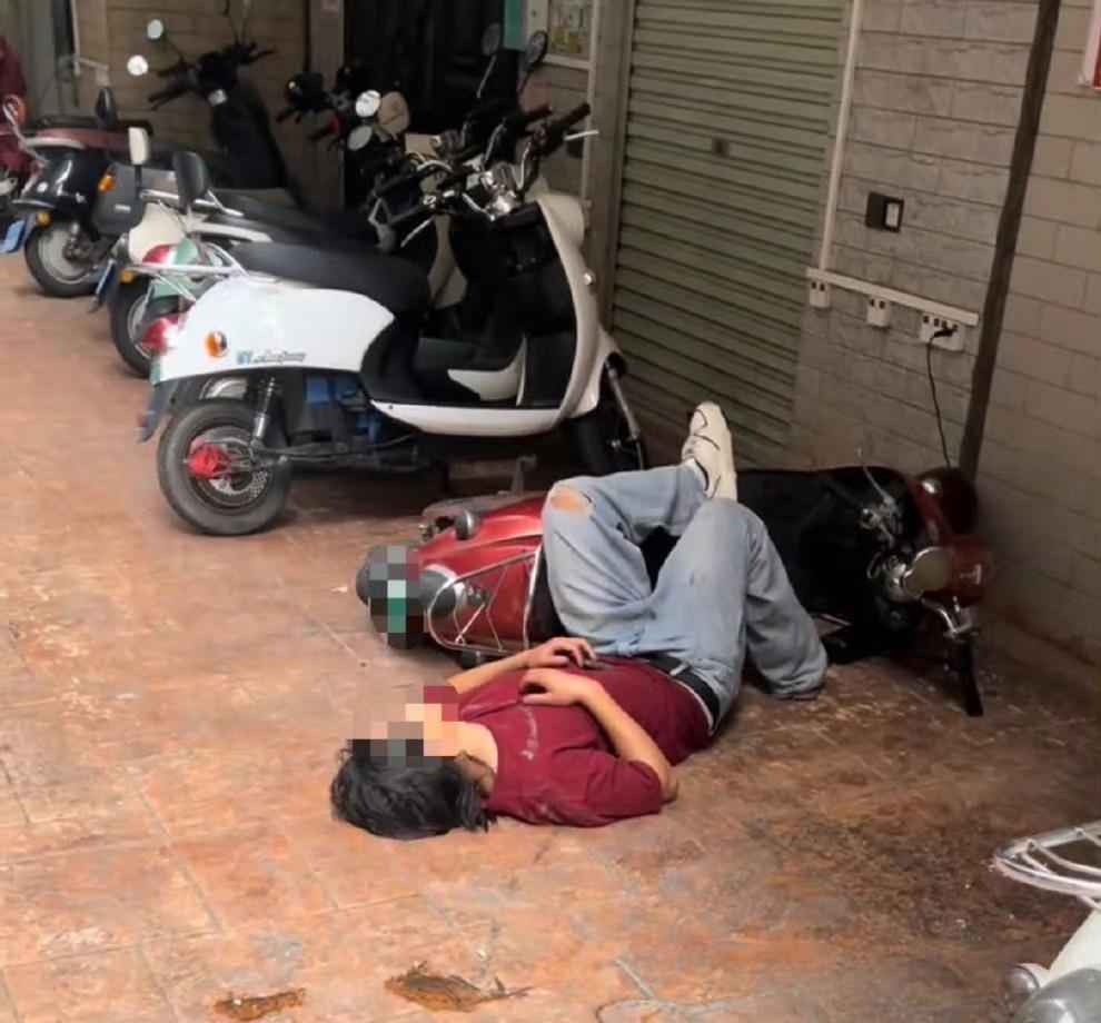 【南宁某出租房门口男子疑喝醉酒睡地上】
10月14日一大早，广西