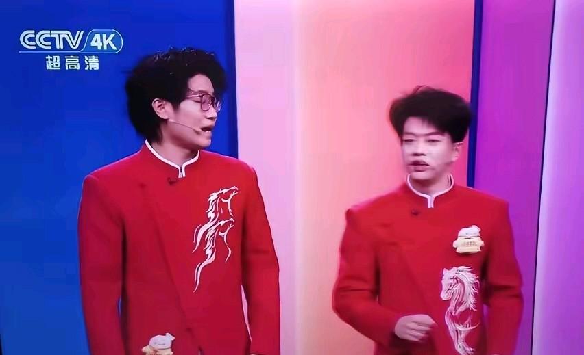这两位演员究竟说了些什么？为什么不配上字幕呢？
春晚上为数不多的语言节目就有这个