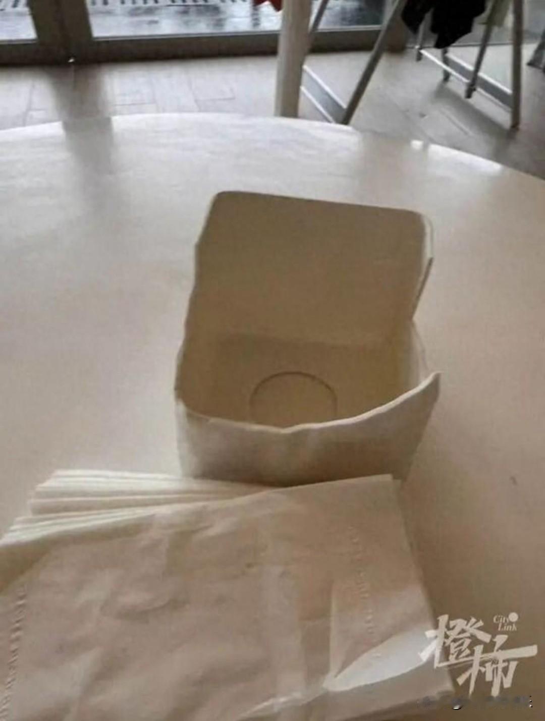 1岁娃碰坏纸巾盒赔924元，网友：这是金子做的？
三亚“天价”纸巾盒：一岁娃这一