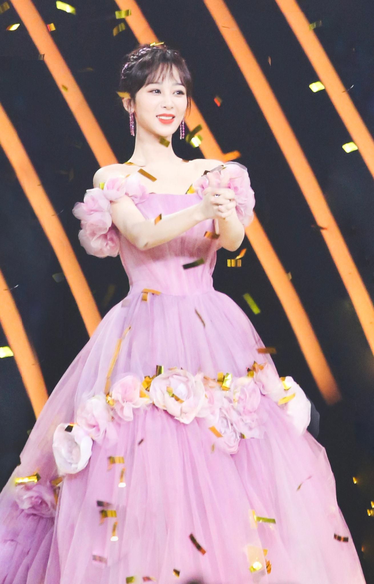  💜#杨紫# 看过你且歌且行孤独的过往。才会更希望你将要走的路都是鲜花簇拥，人
