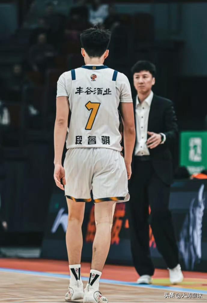 四川男篮本赛季正在经历30连败，韩硕教练走后球队未来几乎更是看不到任何希望，比较