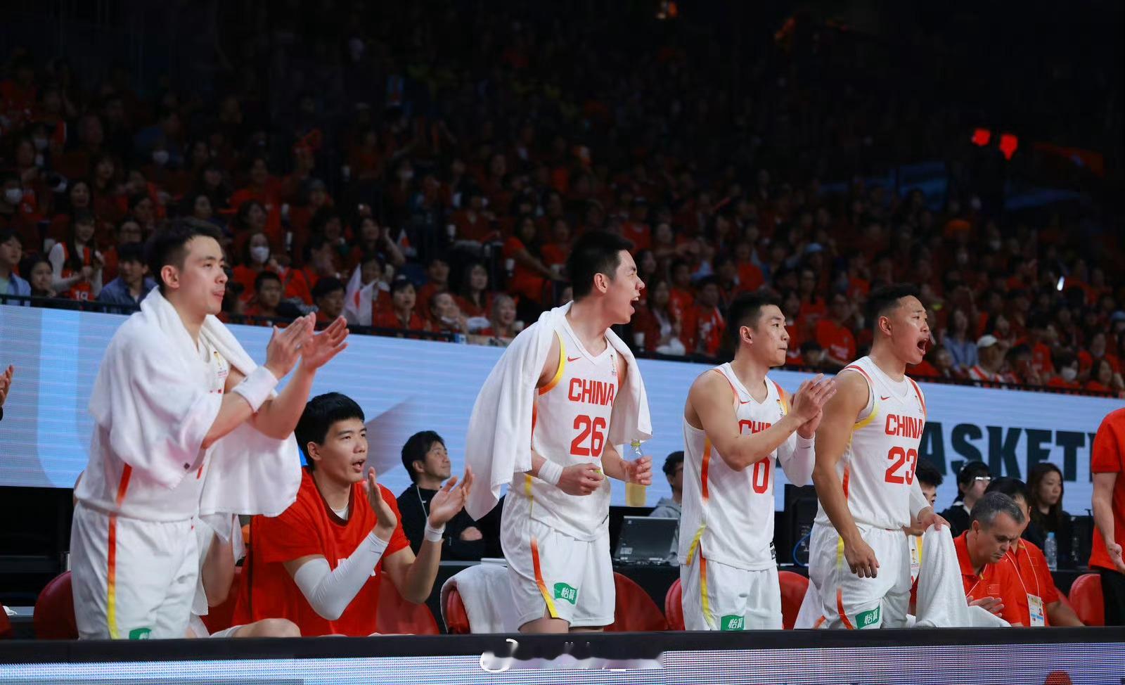 艰难的客场，疯狂的裁判，中国男篮赢下了一场干干净净的比赛。你从咱们队员最后的表情