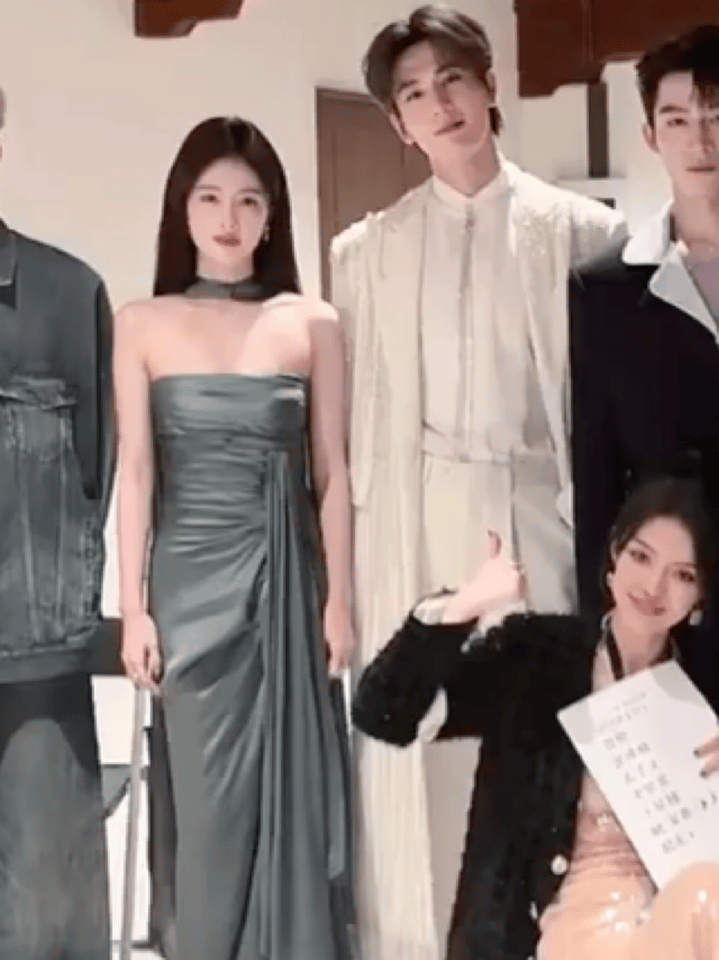 张凌赫偷瞄白鹿网友说，俊男美女真挺般配 