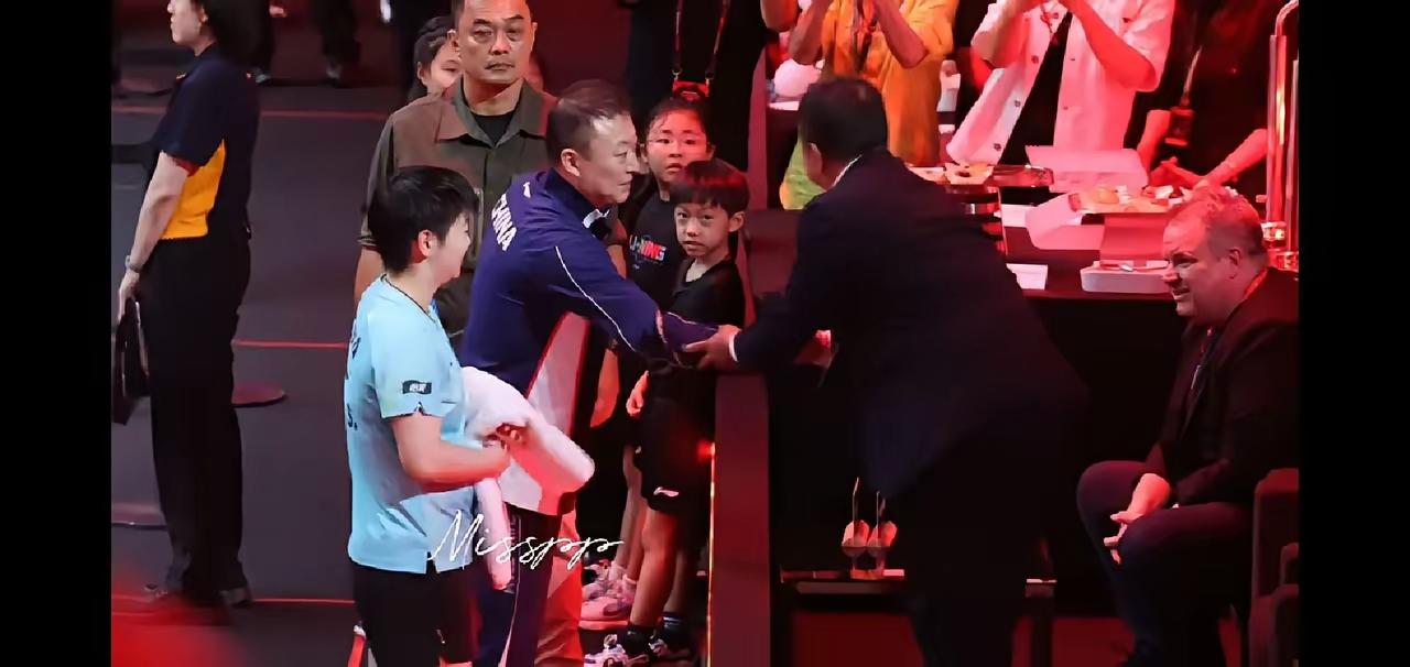 莎莎4:2战胜早田希娜后，马琳指导带莎莎去见看莎莎打球的刘国梁先生。
刘国梁先生