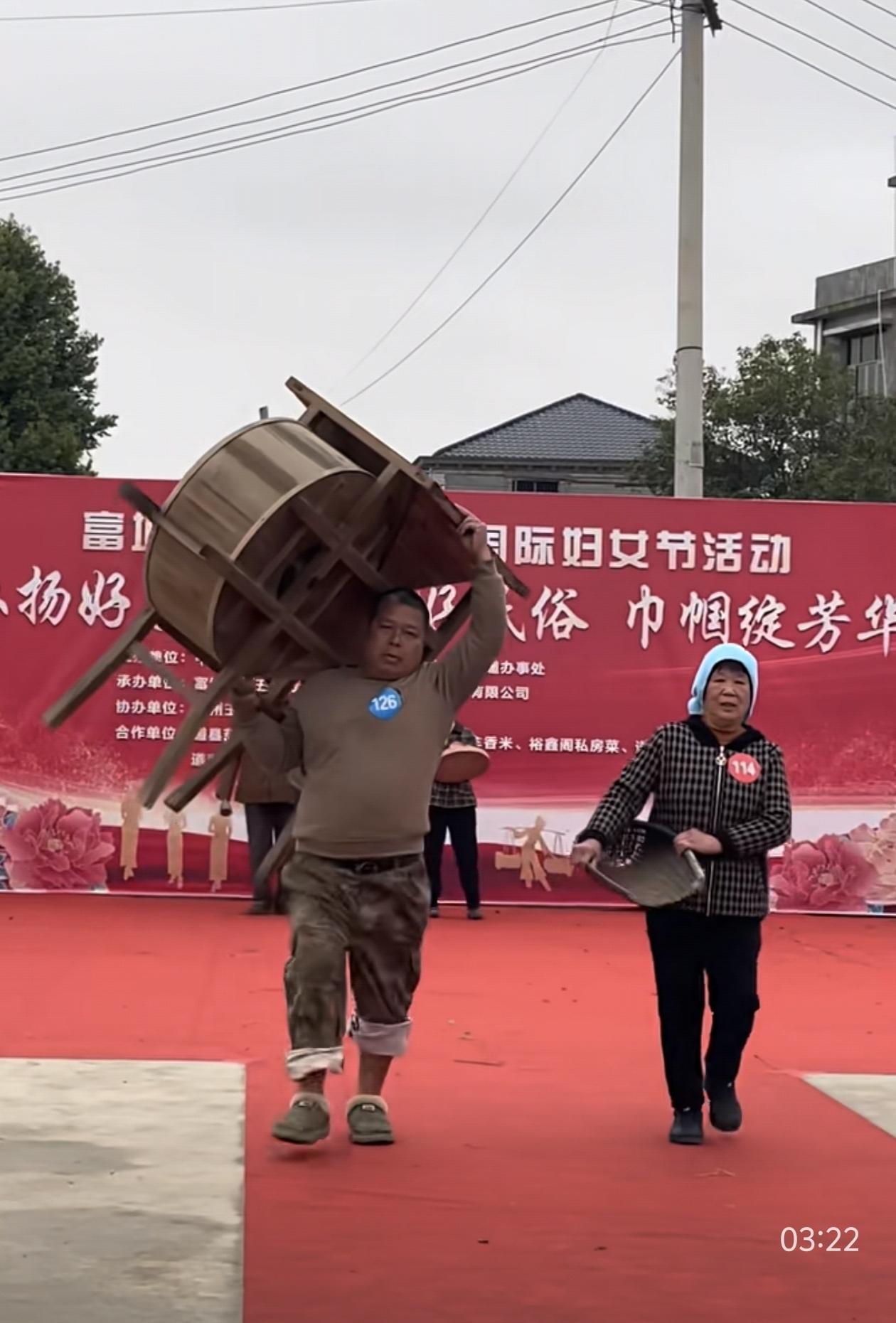 全球最潮三八节：农具T台秀，把农耕文化走成顶流时尚。
 
当巴黎时装周还在玩概念