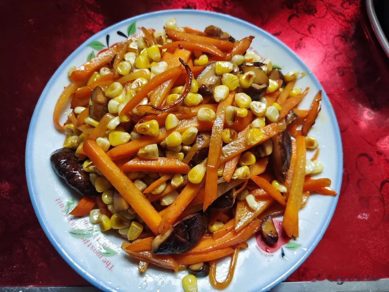 那天在菜市场买的玉米，十块钱八条，然后煮了玉米汤，打了玉米豆浆，还炒了玉米粒。才