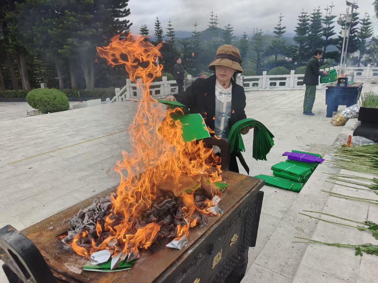 寒衣节即至，聆听英雄的声音——陈果为烈士们送上了寒衣！
明天就是寒衣节了，“聆听