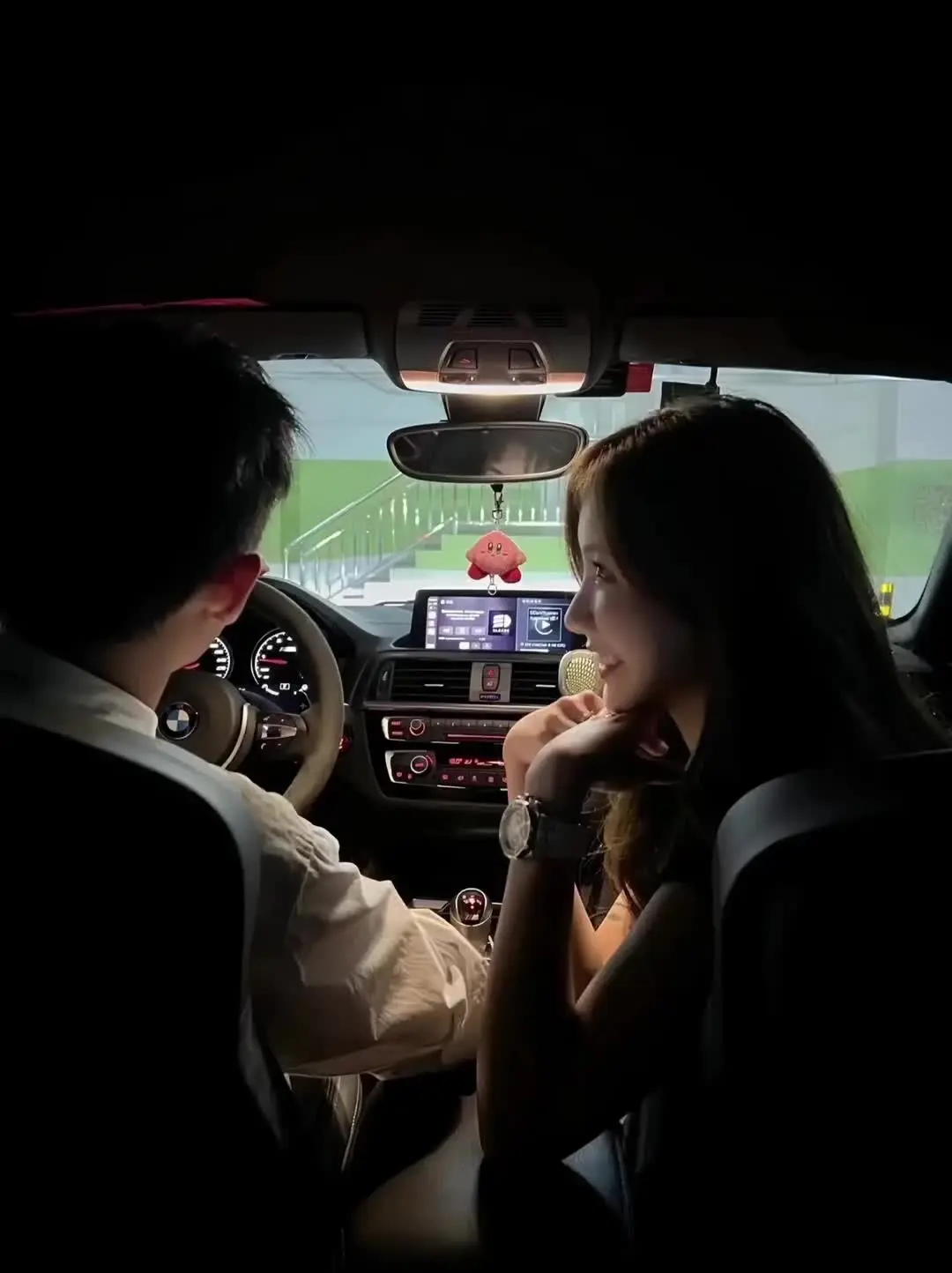 以后我开着车 你坐在副驾驶 听着喜欢的歌一起回我们的家.
