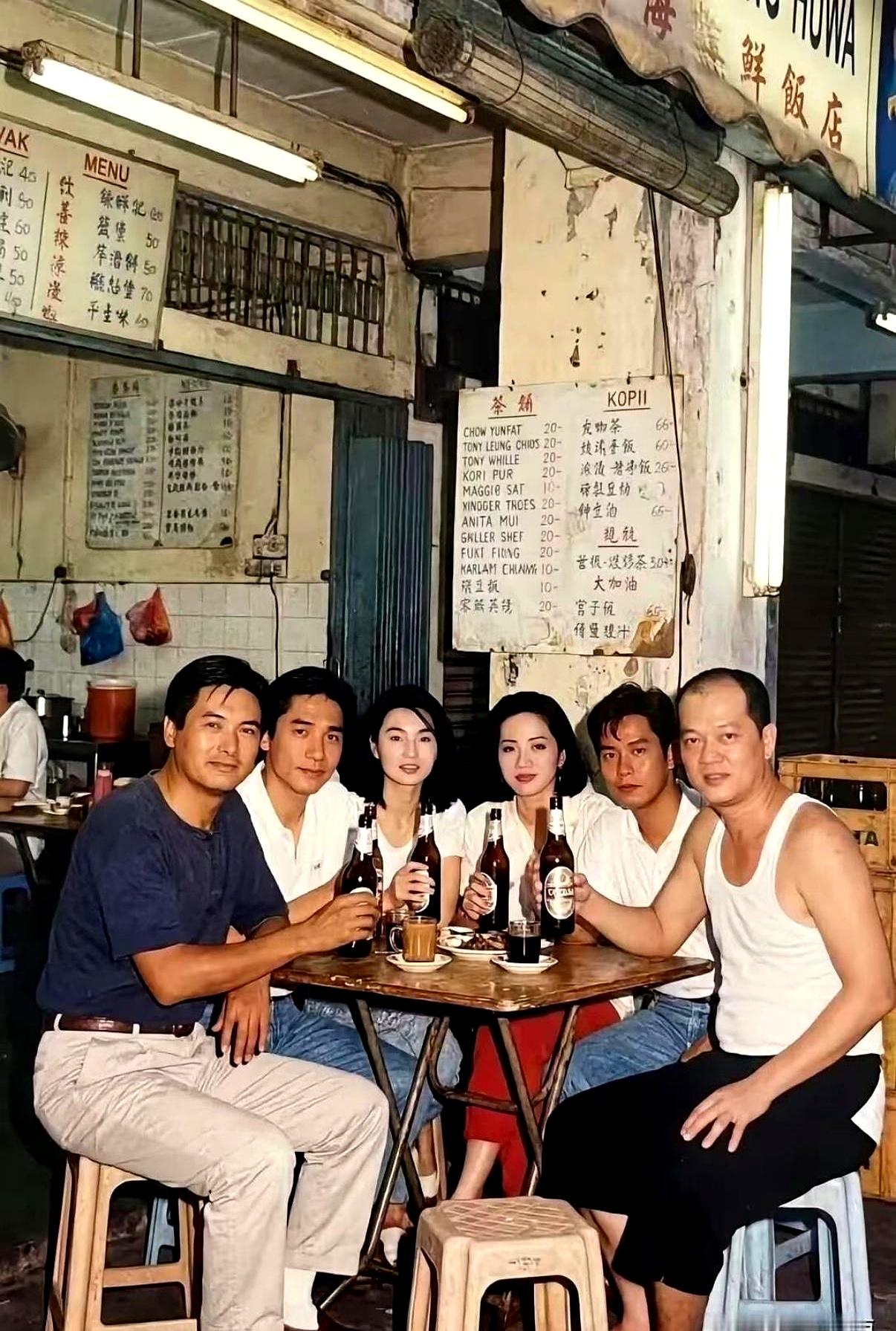 这张泛黄的大排档合照，你敢说自己一眼就能认全？
塑料凳子一摆，几瓶啤酒往桌上一放