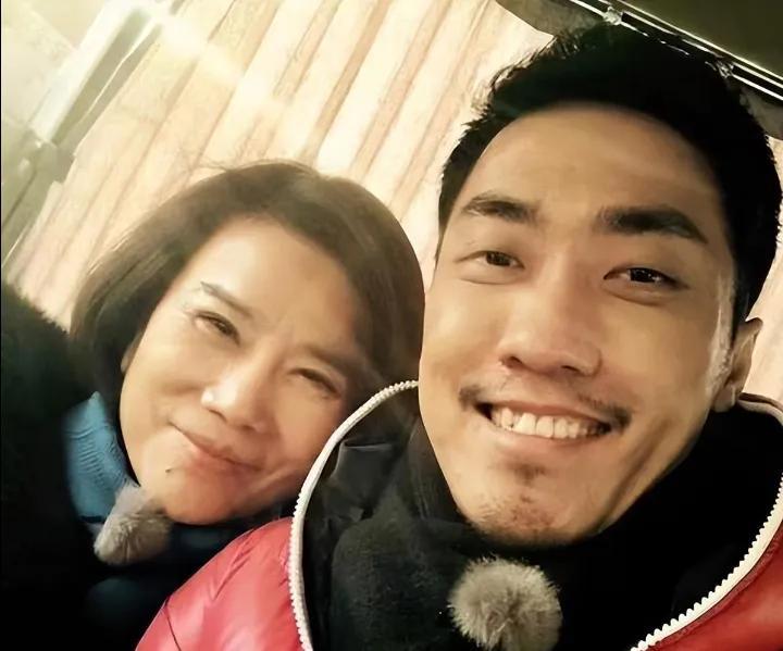 七十多岁的董明珠还在奋斗她的事业，她用行动告诉我们，只要人的心不老，人就不会老。