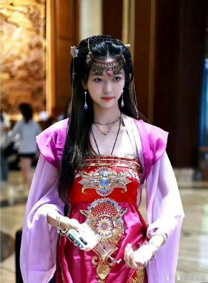 孙千扮演紫萱，没有唐嫣的大脑门真hold不住这么宽的的额饰 ​​​