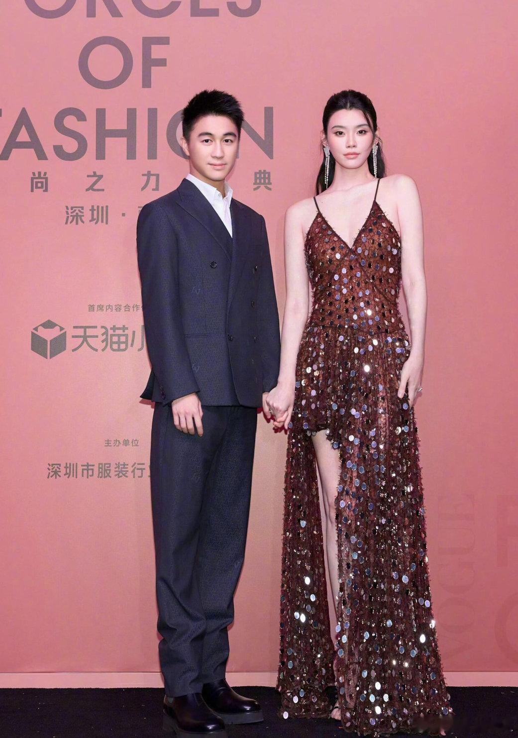 网友辣评：小金土豆给奚梦瑶牵出高低肩来了[笑cry][笑cry] ​​​