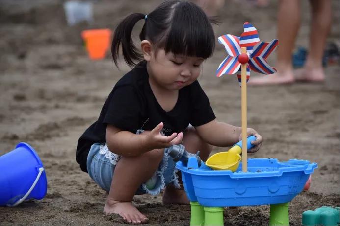 当你说“太贵了不能买”时，孩子听到的是什么？答案惹人心疼。

假如，你带孩子去逛