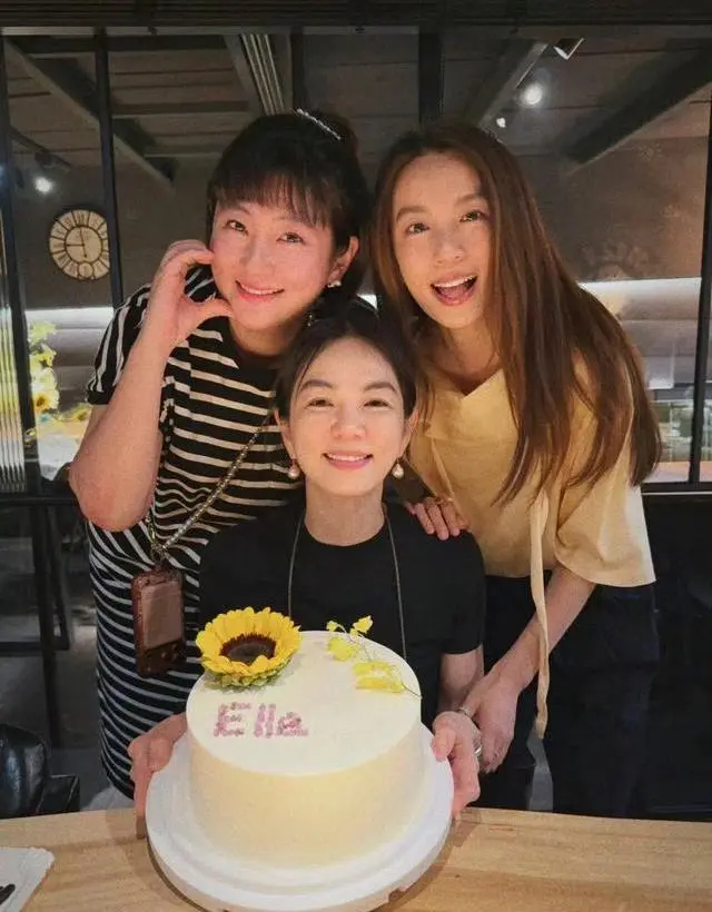 SHE合体为Ella庆生！时隔多年同框，青春从未落幕 