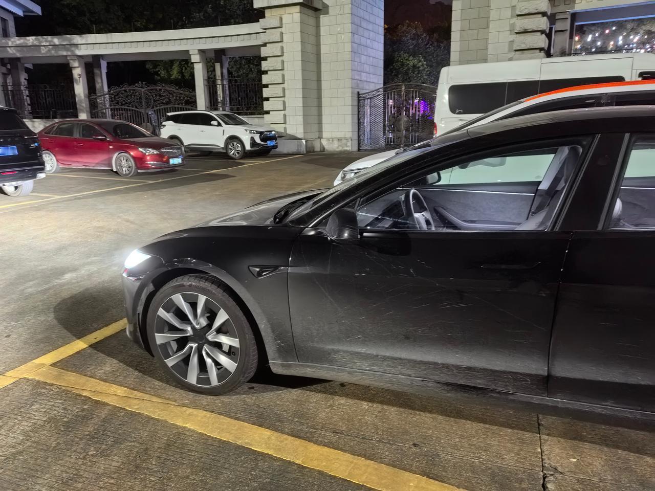 开了朋友的特斯拉Model3焕新版，完全不习惯了

●触摸按钮转向灯和屏幕换挡真