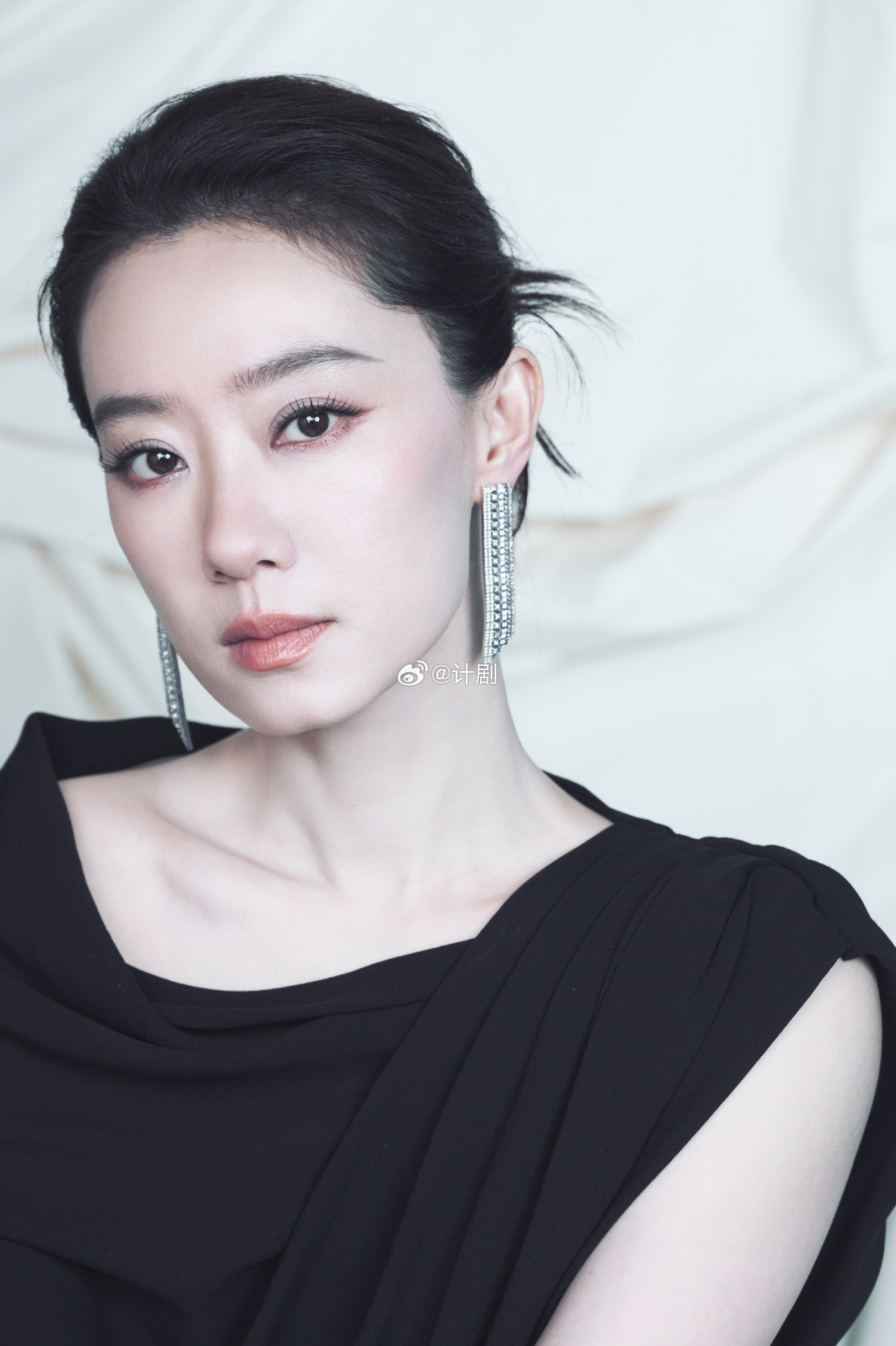 张小斐开盘领衔主演 开盘全阵容官宣了，张小斐这次的角色张微很有看头，从核心到边缘