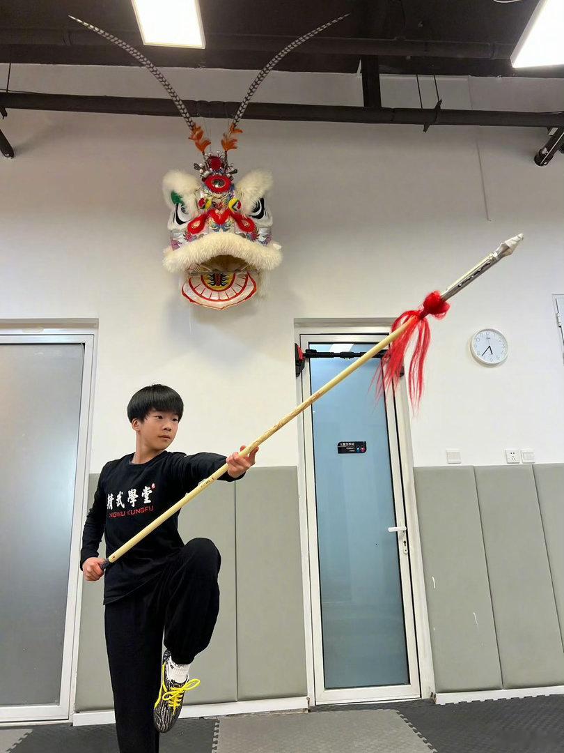 吴京真在家带娃了 从节目调侃到现实兑现，吴京也太可爱了。一直默默陪伴孩子，做谢楠