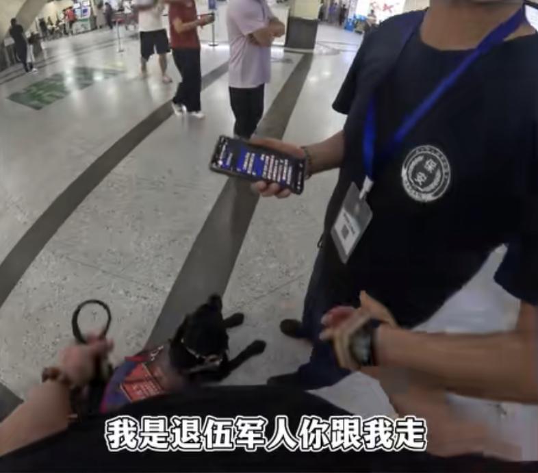盲人进医院被“拒绝”，一句“我是退伍军人，跟我走”替医院挽回颜面。
事情的起因是