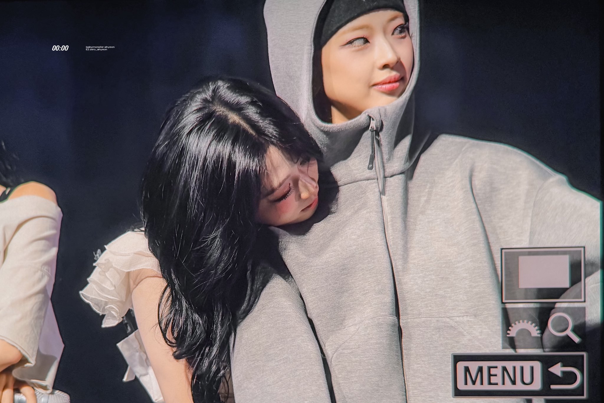 小咪贴贴🥺🥺 