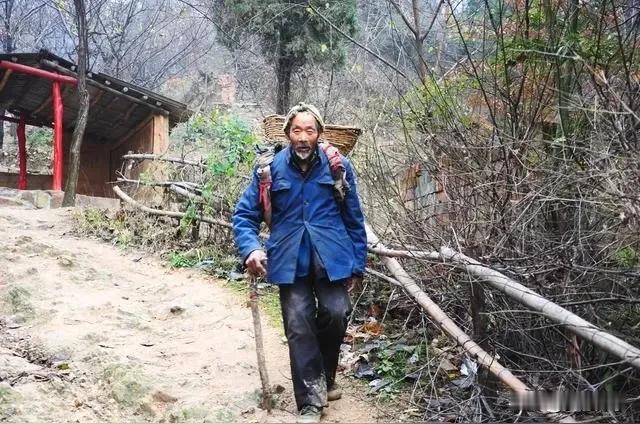 现在的穷人连交配权也没了，没有钱你连个妓女睡不到，更别说娶妻生子了，以前你再穷没